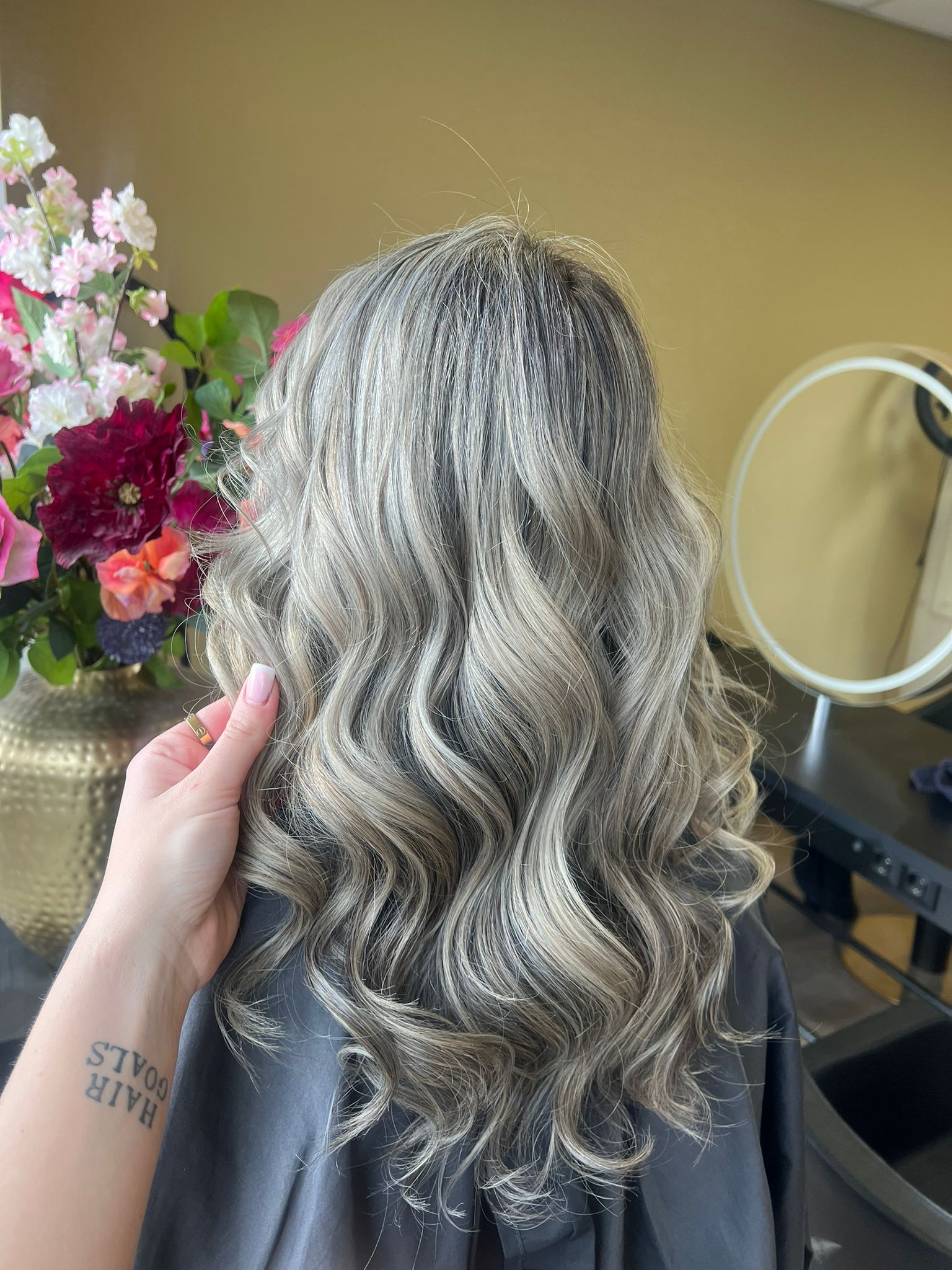 Zilverblonde golven, een afgewerkt kapsel bij Salon Hairgoals
