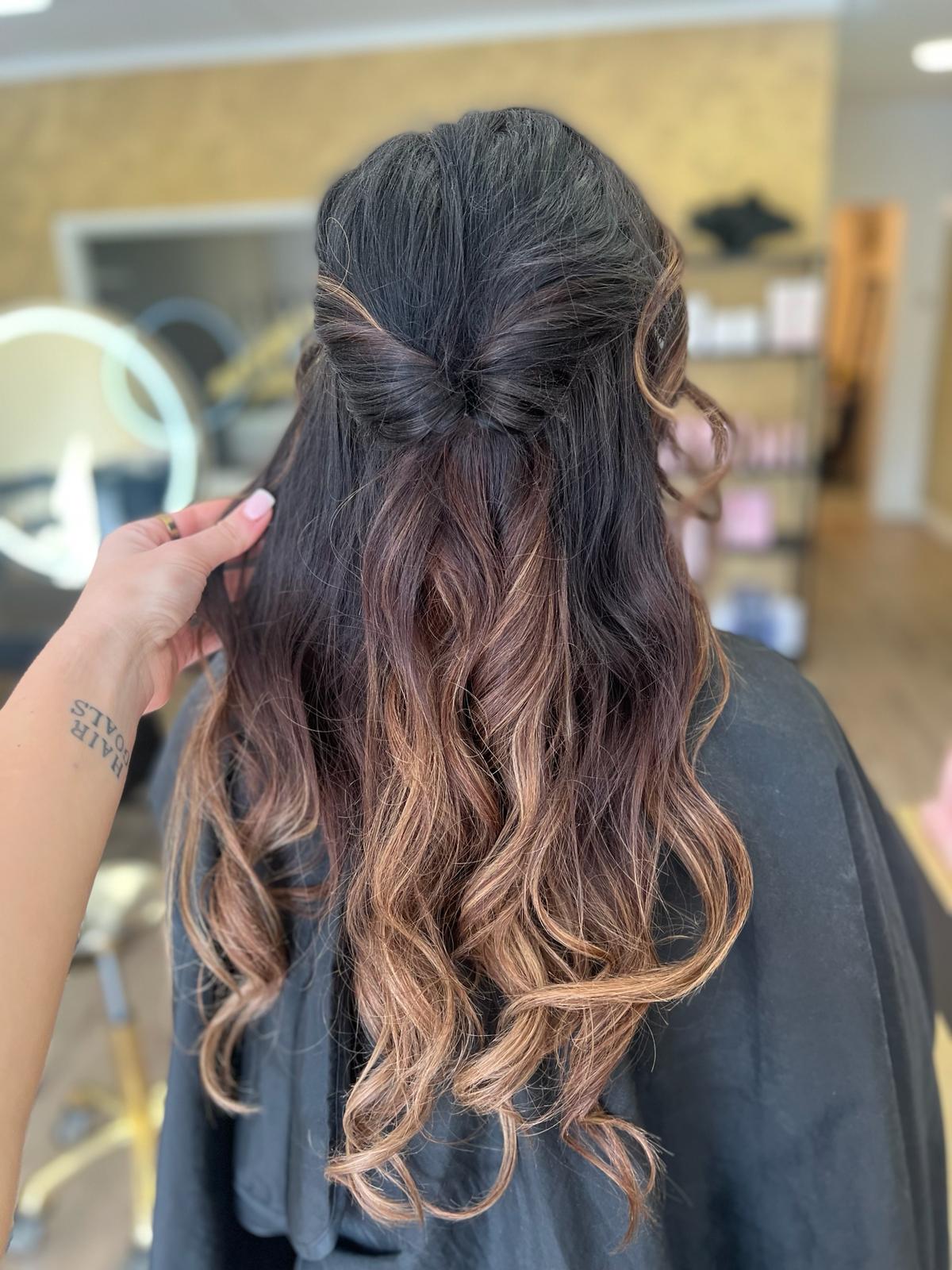 Donkerbruin haar met warme karamelkleurige balayage en golven